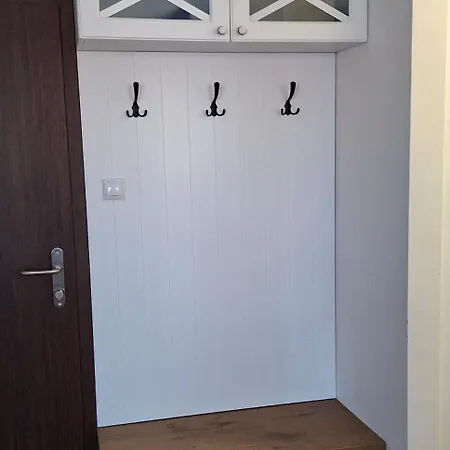 Ellis Apartment *